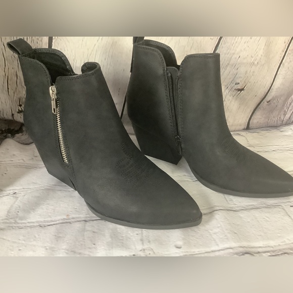 🐘 DV Flared Heel Boot - Picture 2 of 12